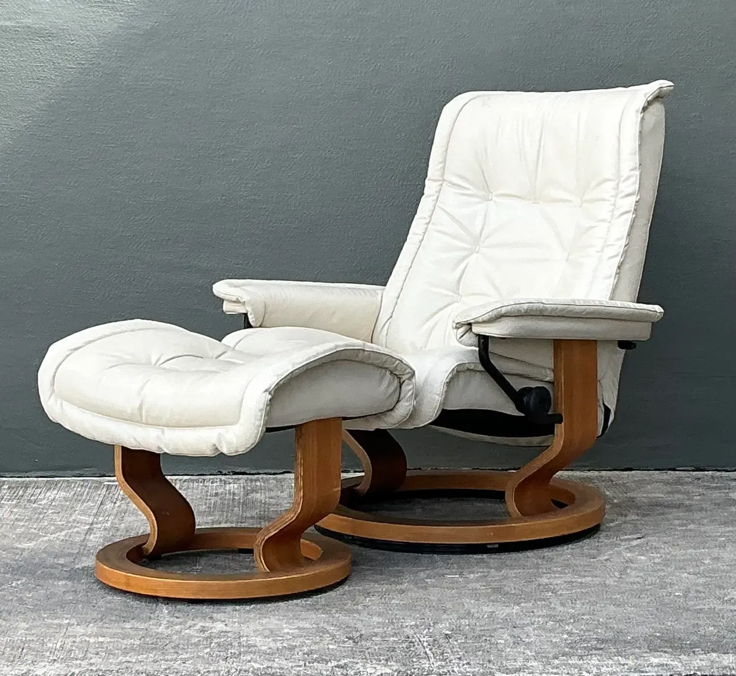 Vintage Stressless Ekornes Leather Lounge Chair and Ottoman — additional photo 2
