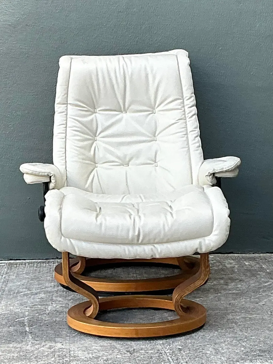 Vintage Stressless Ekornes Leather Lounge Chair and Ottoman — additional photo 3