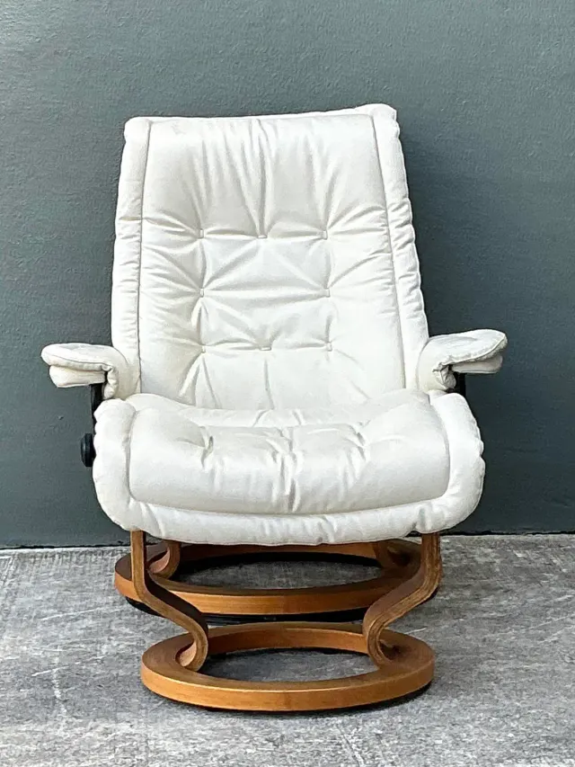 Vintage Stressless Ekornes Leather Lounge Chair and Ottoman — additional photo 3