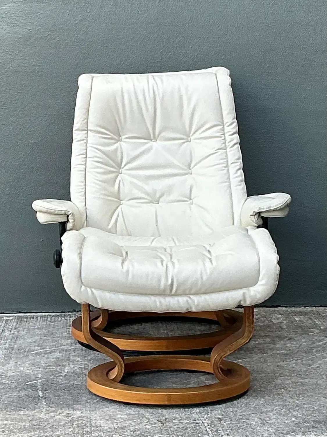 Vintage Stressless Ekornes Leather Lounge Chair and Ottoman — additional photo 4