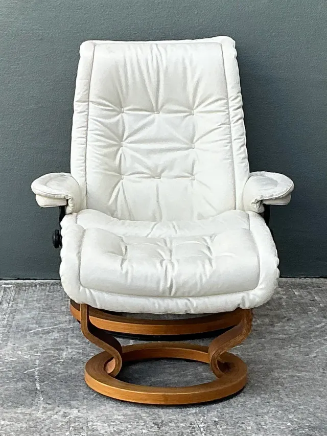 Vintage Stressless Ekornes Leather Lounge Chair and Ottoman — additional photo 5