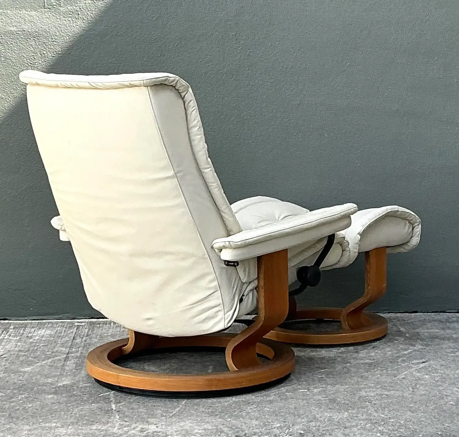 Vintage Stressless Ekornes Leather Lounge Chair and Ottoman — additional photo 6