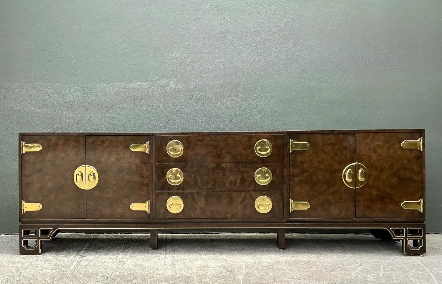 Vintage William Doezema for Mastercraft Burl Wood Medallion Credenza — additional photo 3