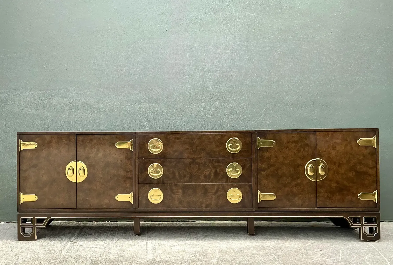 Vintage William Doezema for Mastercraft Burl Wood Medallion Credenza — additional photo 4